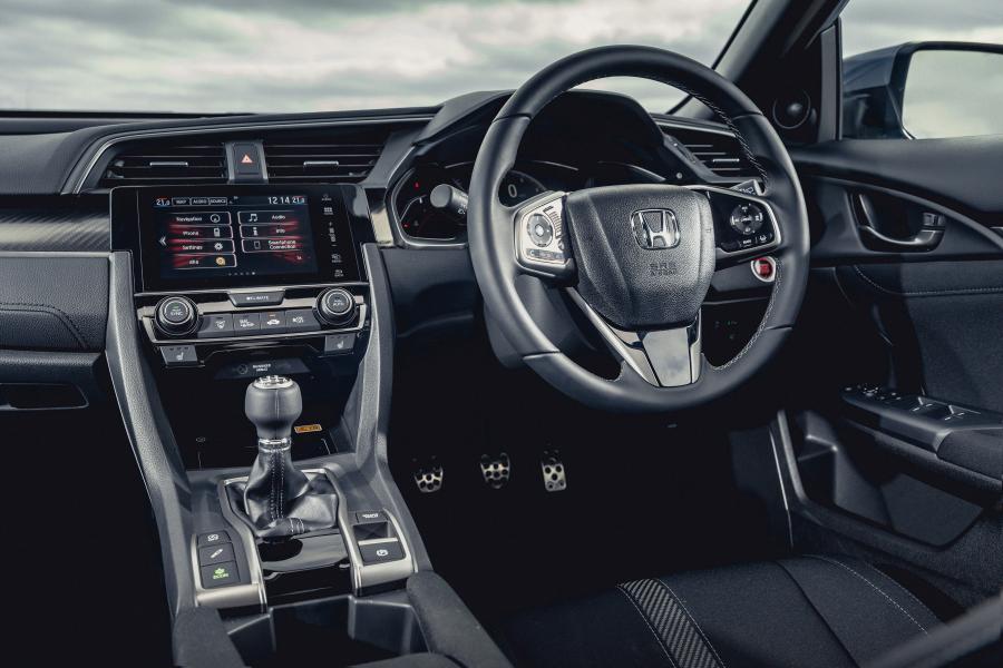 Интерьер Honda Civic Sport Hatchback 2017 года  (UK) (фото 2 из 40)